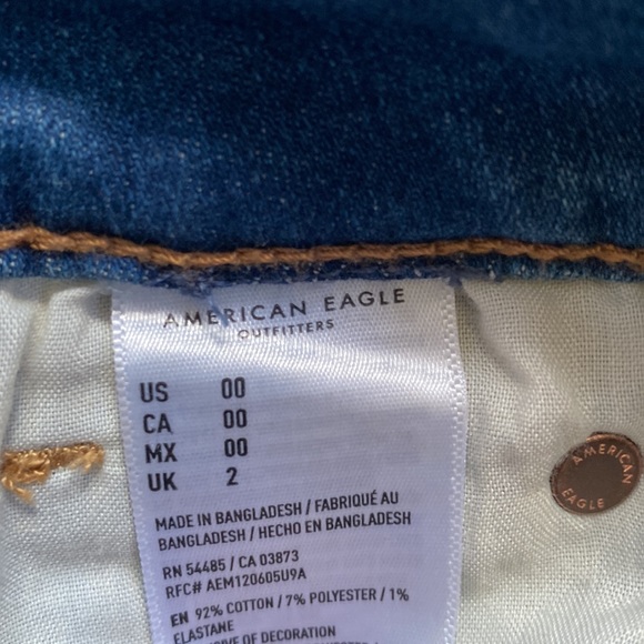 American Eagle Hi-Rise Shortie Distressed Demin Cut-offs - Picture 4 of 6